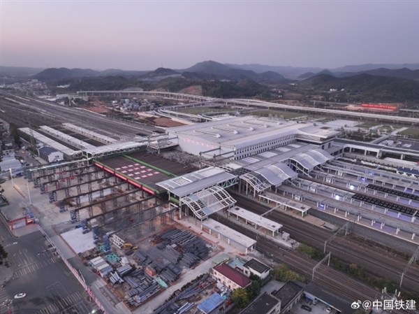 雷火电竞世界首例大型站改钢结构整体跨线顶推:横跨京九、武九等10条铁路(图1) 雷火电竞世界首例大型站改钢结构整体跨线顶推:横跨京九、武九等10条铁路(图1)