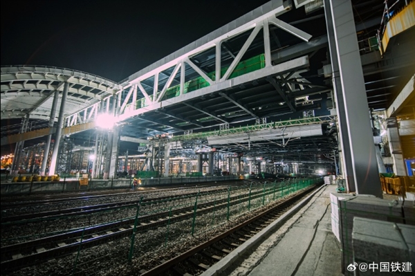 雷火电竞世界首例大型站改钢结构整体跨线顶推:横跨京九、武九等10条铁路(图2) 雷火电竞世界首例大型站改钢结构整体跨线顶推:横跨京九、武九等10条铁路(图2)