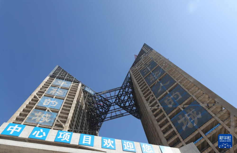 雷火电竞上海：临港新片区西岛金融中心钢结构锥体提升完成(图2)