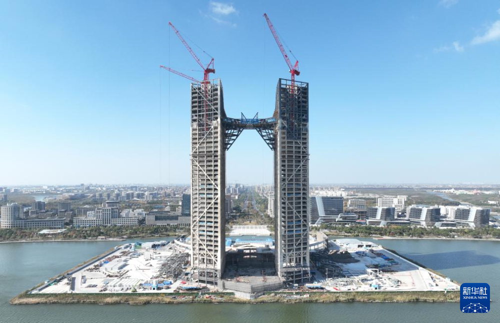 雷火电竞上海：临港新片区西岛金融中心钢结构锥体提升完成(图5)