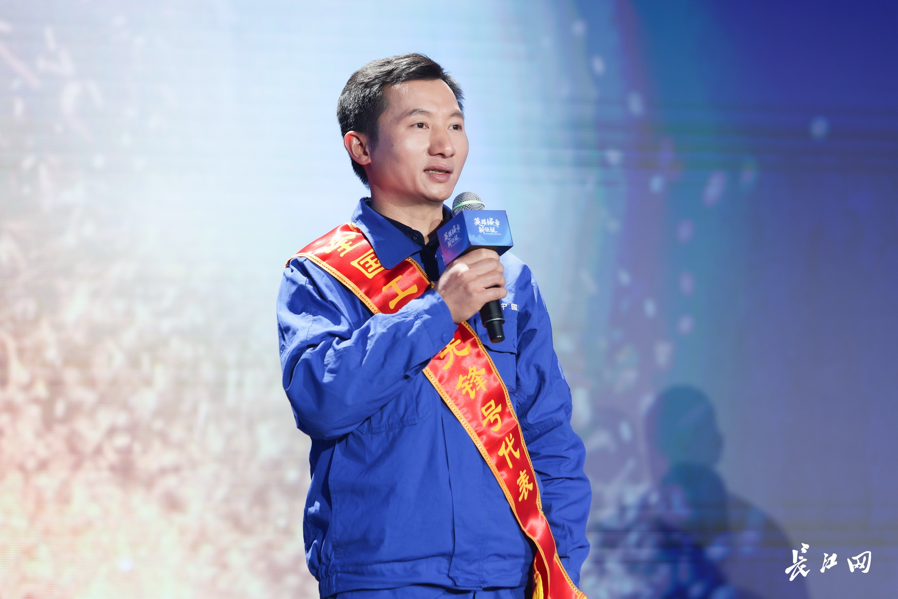 雷火电竞中建钢构武汉有限公司一车间装焊班组：脚踏实地精益求精中挺起新时代的“钢铁脊梁”(图2)