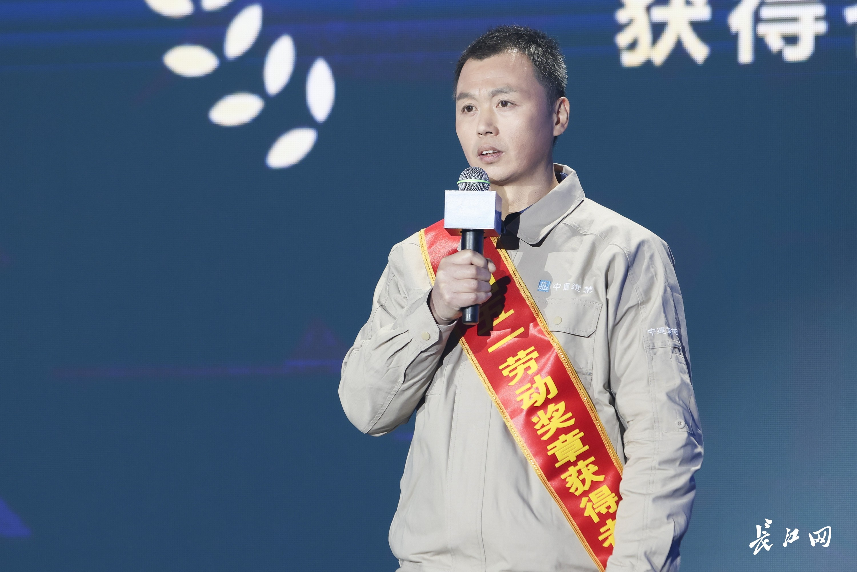 雷火电竞中建钢构武汉有限公司一车间装焊班组：脚踏实地精益求精中挺起新时代的“钢铁脊梁”(图8)