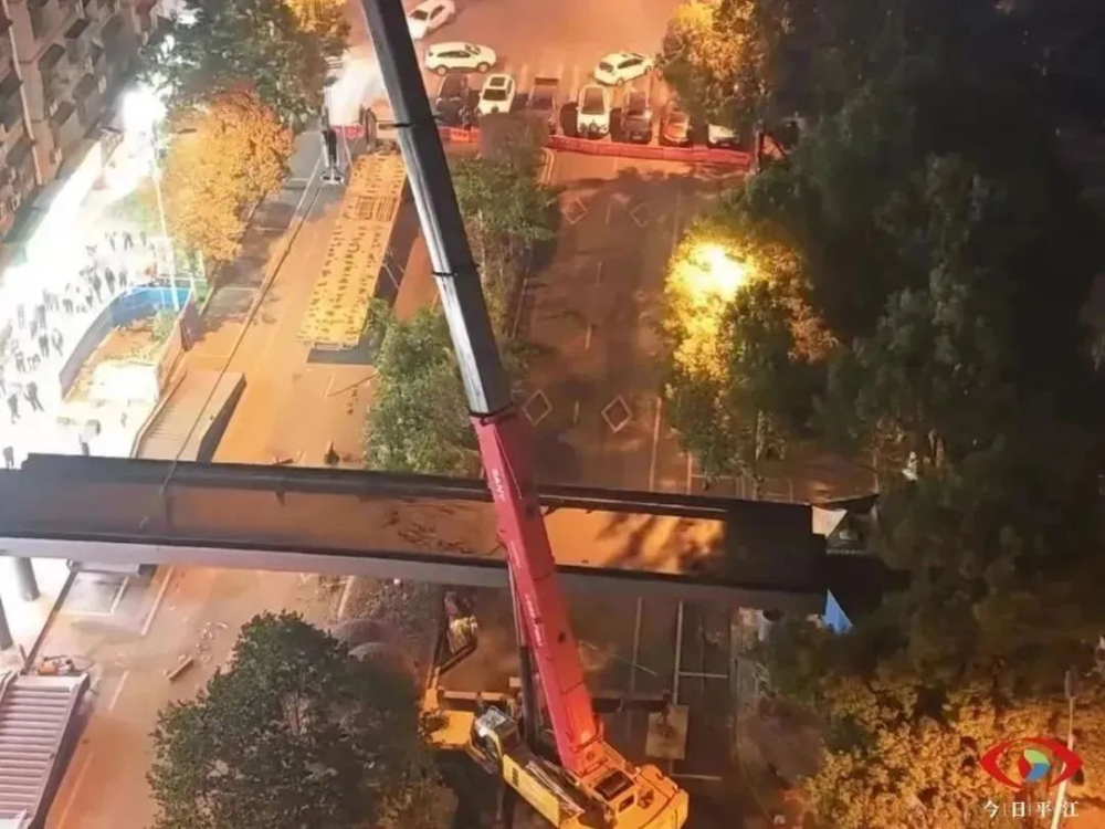 雷火电竞平江一中人行天桥工程桥梁主体钢结构顺利合拢(图2)