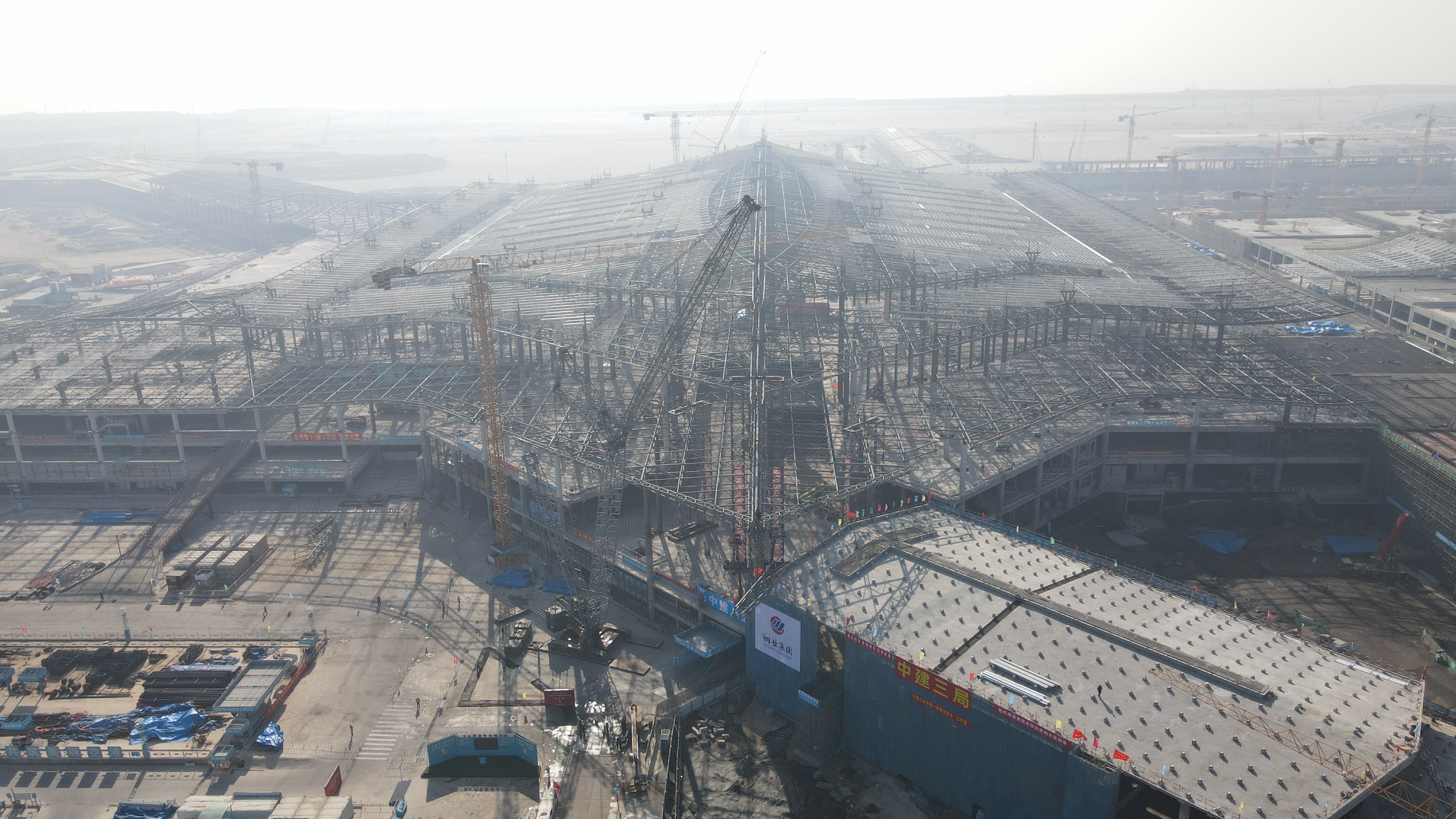 雷火电竞全球罕见海岛型机场航站楼钢结构屋盖顺利合拢(图2)