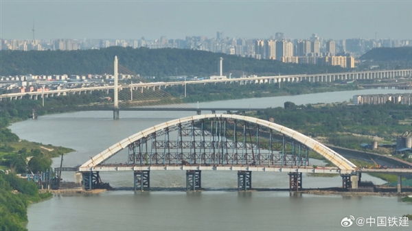 国内首座斜截面钢箱梁提雷火电竞篮拱桥主体完工：跨度达255米(图2)