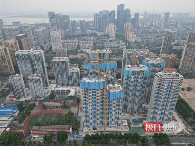 雷火电竞武汉青山31街坊建设项目主体全面封顶建成后将惠及约2700户居民(图1) 雷火电竞武汉青山31街坊建设项目主体全面封顶建成后将惠及约2700户居民(图1)
