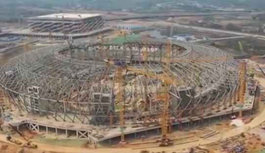 雷火电竞2021年世界大学生夏季运动会场馆建设 主体育场钢结构顺利封顶(图1)