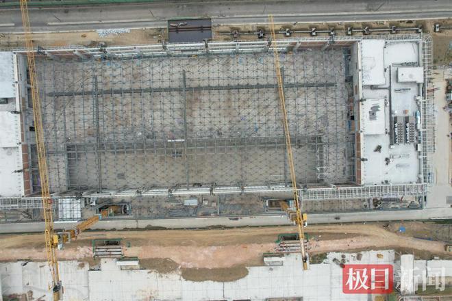沿江高铁天门北站项目钢结构屋面完成提升雷火电竞(图2)