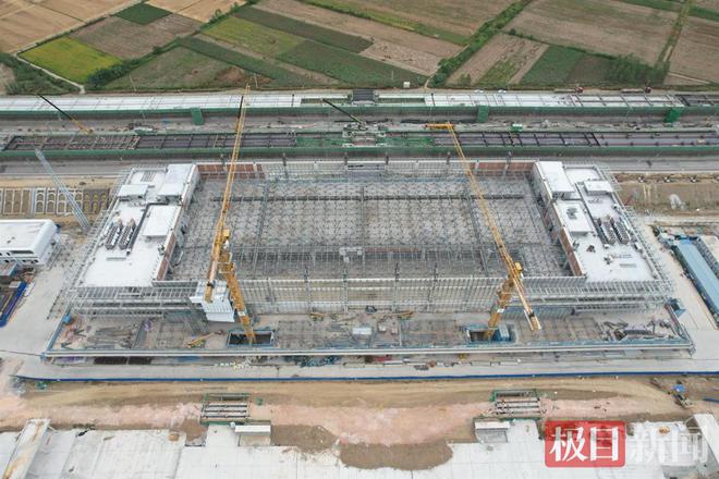 沿江高铁天门北站项目钢结构屋面完成提升雷火电竞(图1)